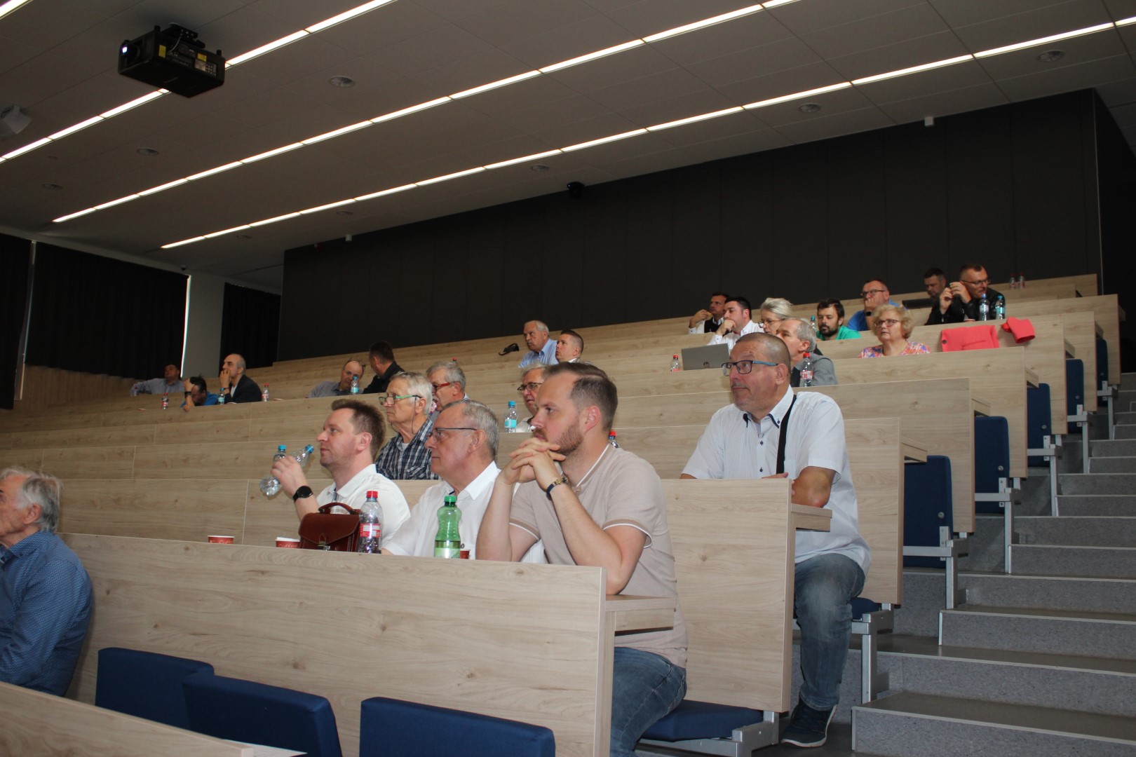 Dňa 8.6. 2023 zorganizoval Znalecký ústav STU v Bratislave odborný seminár znalcov z odborov Elektrotechnika, Energetika a Bezpečnosť a ochrana zdravia pri práci. Odborný seminár bol realizovaný v zmysle príslušného zákona o znalcoch, tlmočníkoch a prekladateľoch a jeho doplnkoch ako súčasť vzdelávania znalcov.